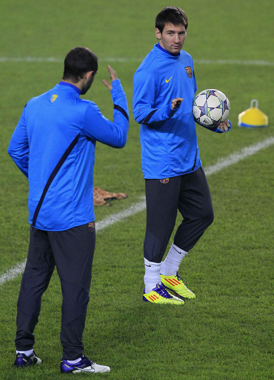 今晚体能课后；巴塞罗那防线松动备战欧冠；引发热议；医务组通报恢复