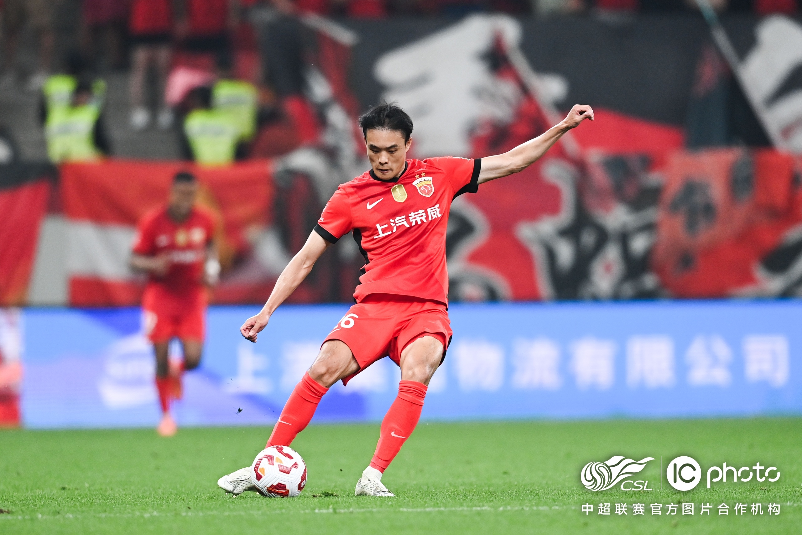 包含上海海港迎意甲关键赛，赛前强势反弹，压力陡增，轮换策略成焦点的词条